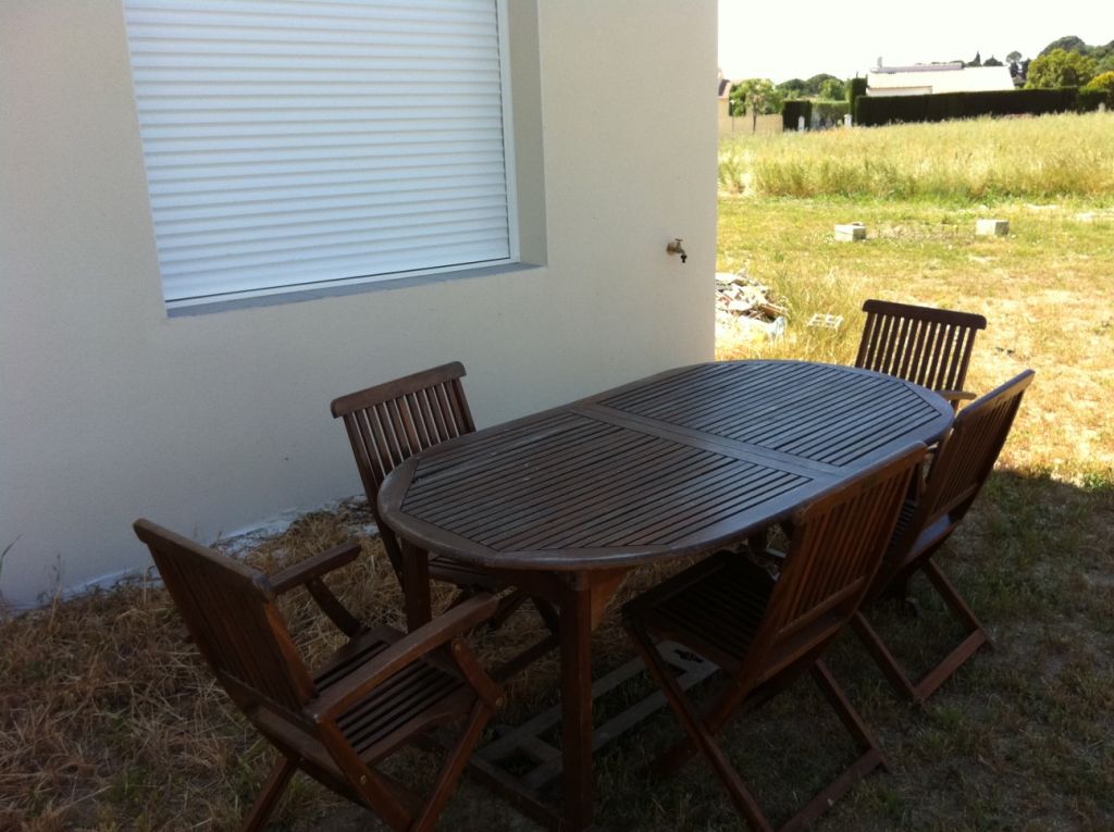 En attendant de réaliser l'exterieur , notre table de jardin offerte pour les apéros...