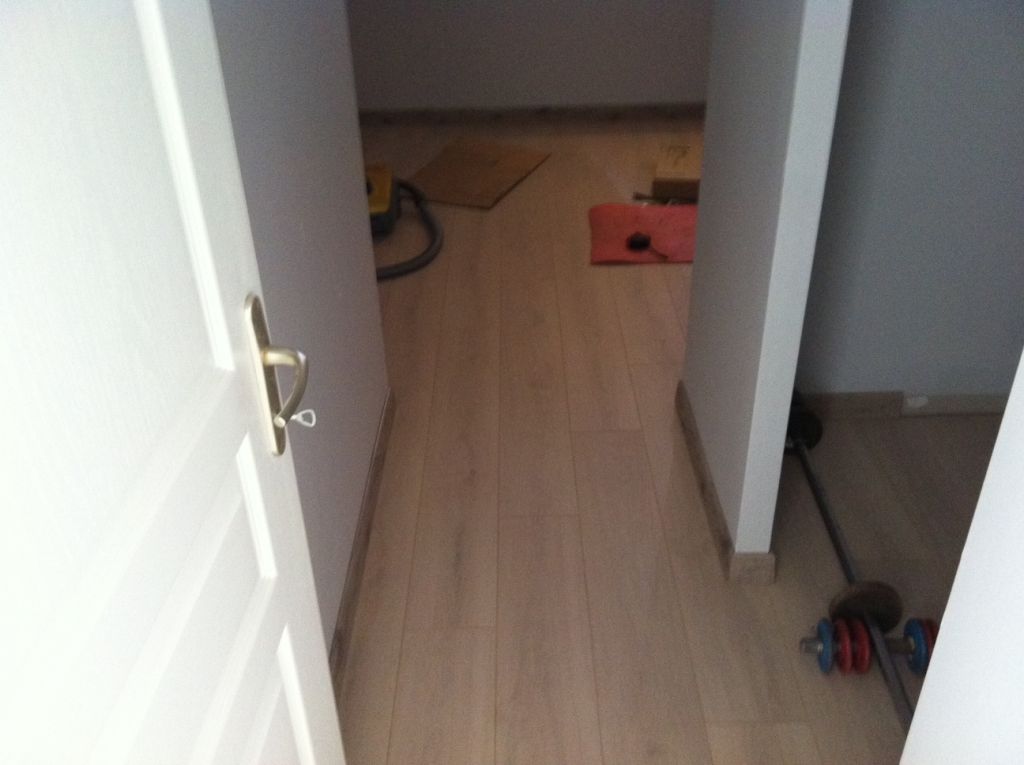 parquet le notre chambre , un peu sombre , mais d'autres sont à venir...