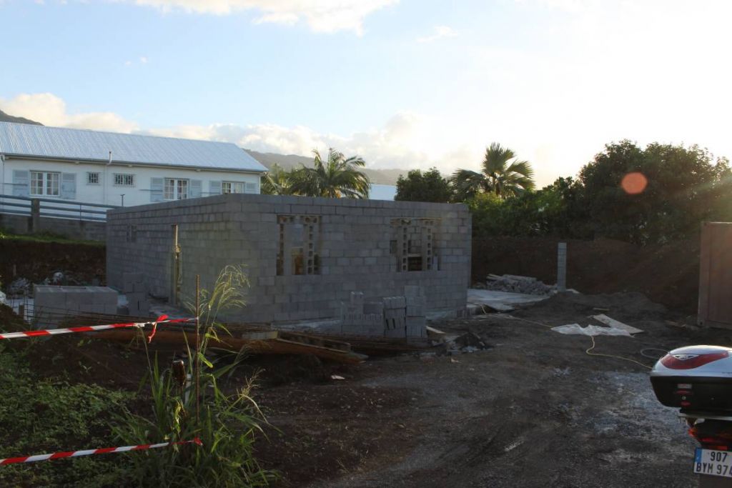 elevation des murs exterieurs termins pour la maison, manque le garage