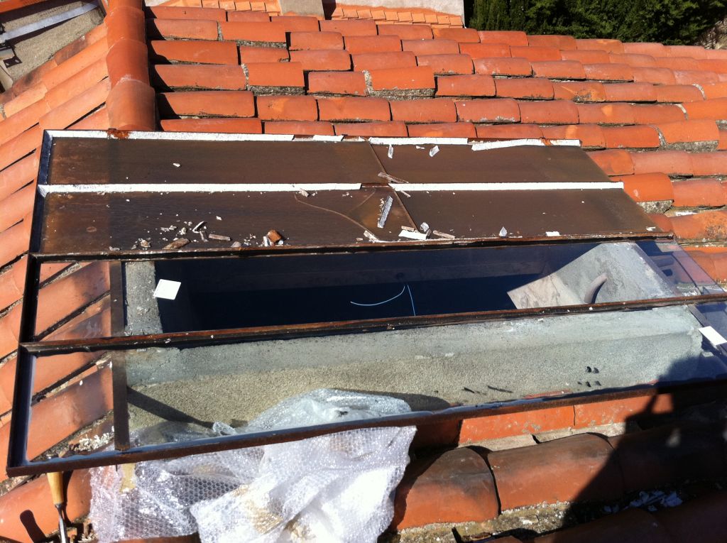Grille de protection enlevée   changement de la moitié des vitres.