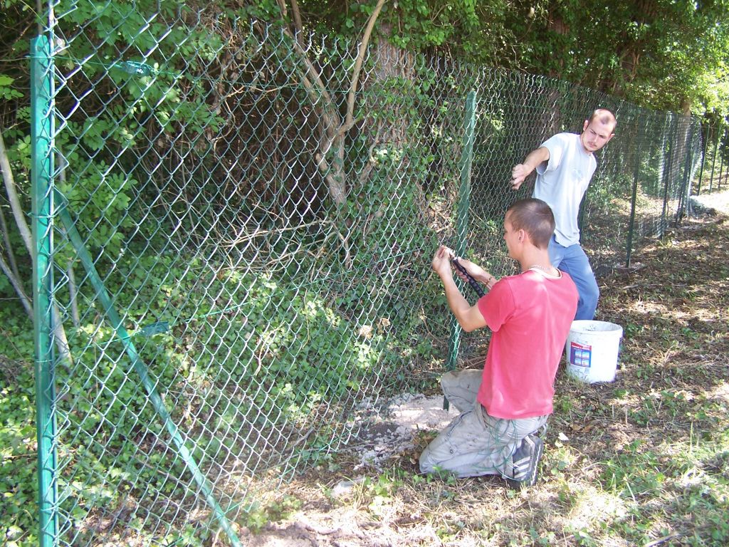 Les piquets tants secs on droule grillage.