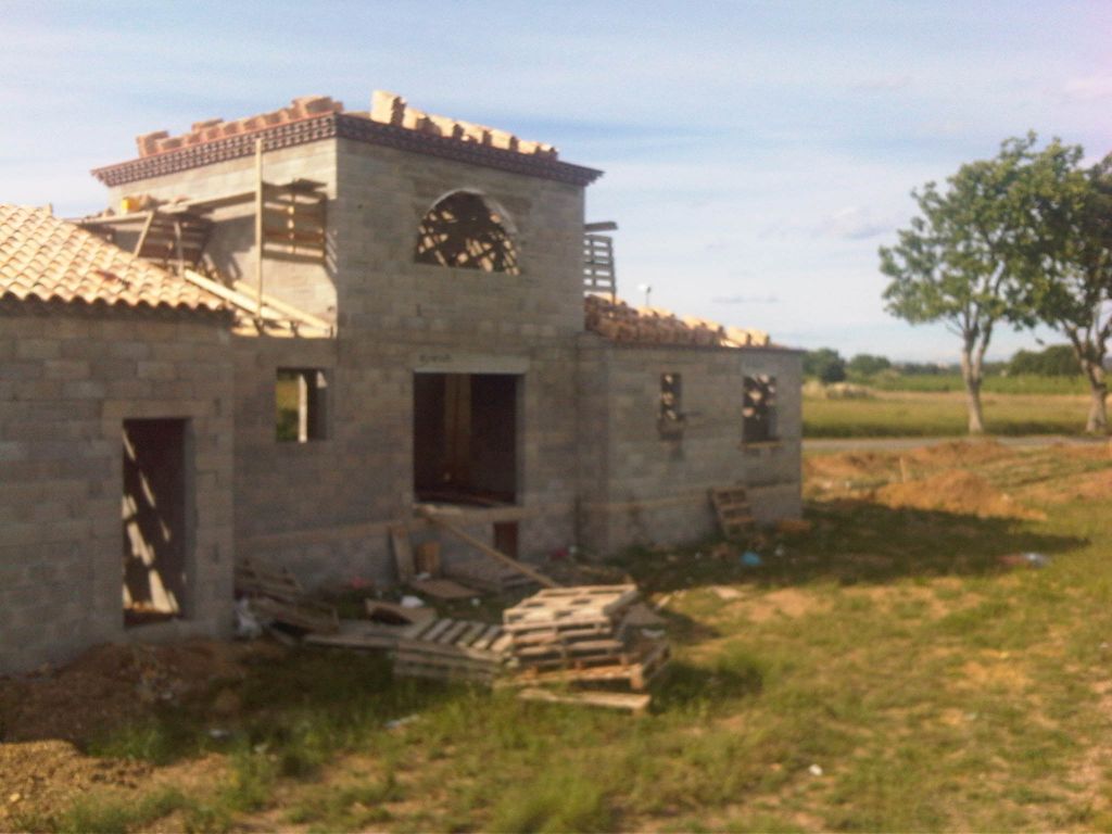 Ca y est, le beau temps est revenu, ils attaquent (enfin) la pose des tuiles ...