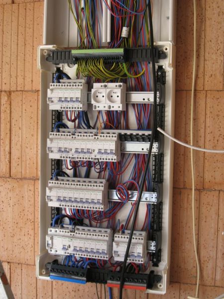 Compteur électrique en cours de montage