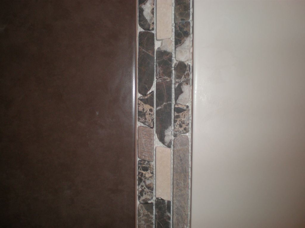 salle de bain parents : detail de la faience et frise