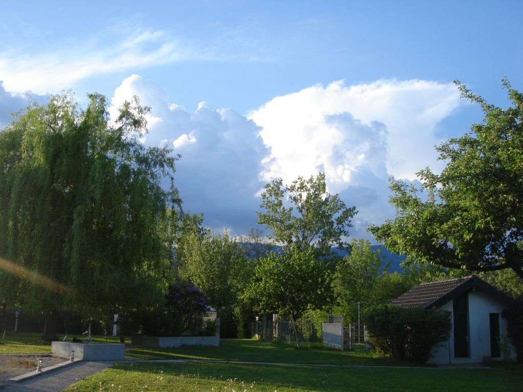 vue du parc arriere, par une fin de journe nuageuse