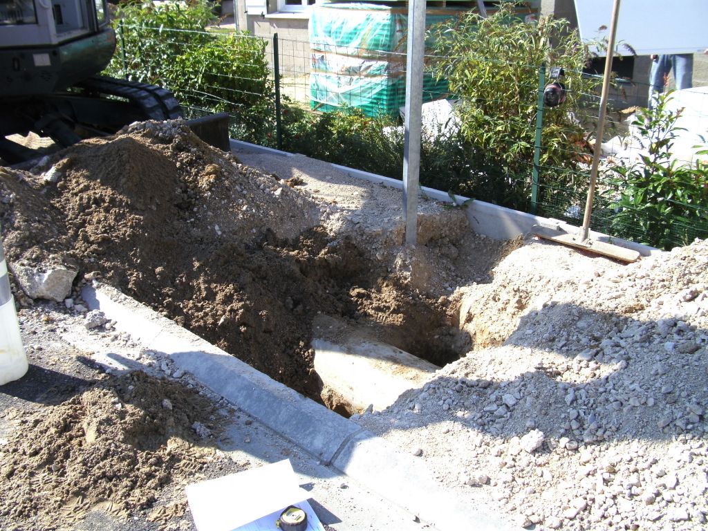 emplacement du coffret GDF mais pas de canalisation sous le trottoir comme prévu sur les plans !! Aie !