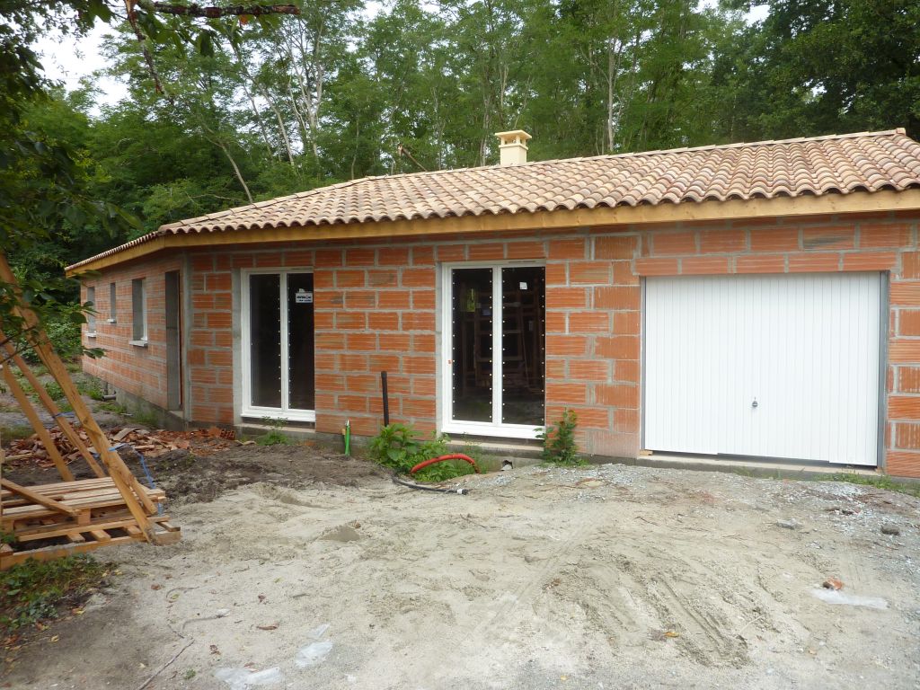 Le garage et les deux portes fenetres de 140cm