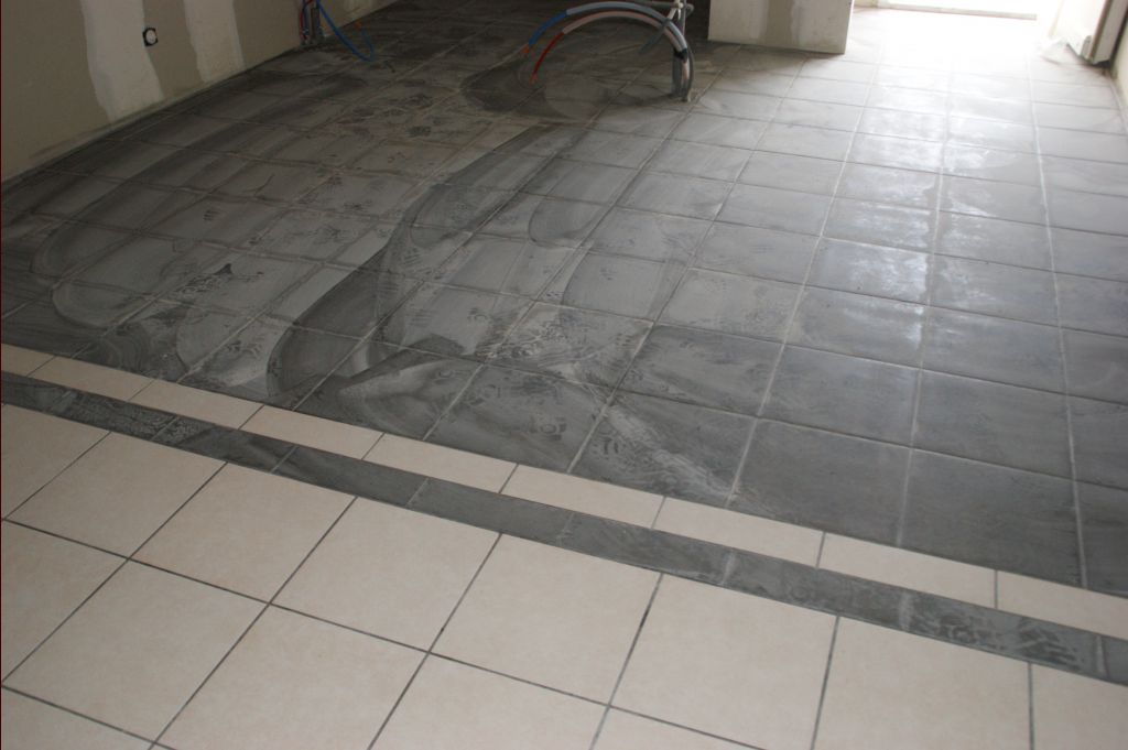 Délimitation cuisine / salon.
<br />

<br />
Les carreaux n'ont pas les mêmes dimensions ce qui explique le décalage que l'on peut voir.