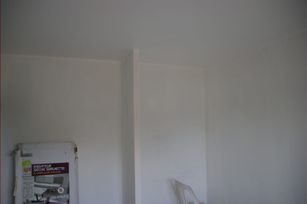 Chambre de Lucas, plafond terminé et sous-couche de base passée sur les murs