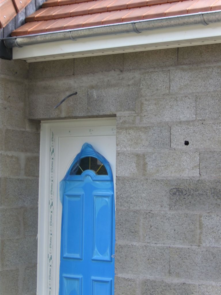 rectification du fil au dessus de la porte que l'électricien m'avait sorti à droite (on voit bien le trou ! )