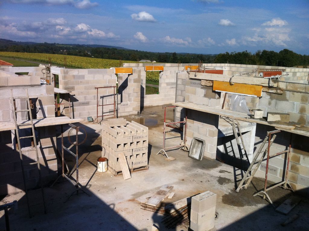 vue depuis une chambre vers le salon / chainage coulé