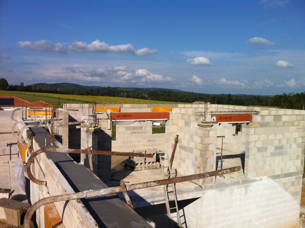 chainage coulé, vue sur la terrasse couverte, et baie de la cuisine