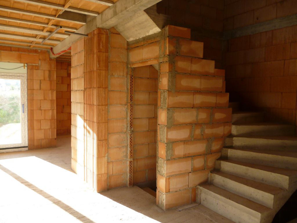 Maçonnerie de la cloison de l'escalier du RDC