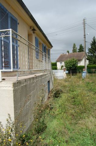 Vue de la terrasse donnant que l'escalier extrieur avant travaux et avant tondeuse