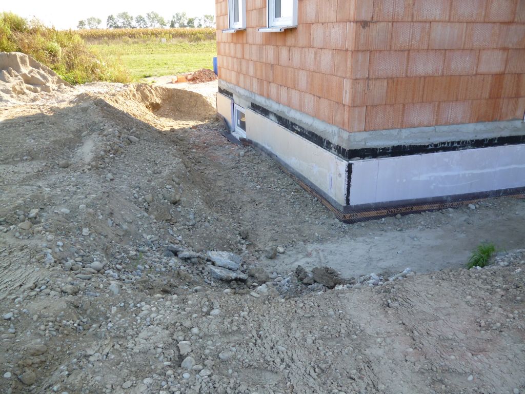 Remblaiement - Egalisation autour de la maison en prévision de la pose de l'échafaudage