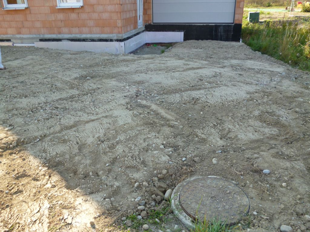 VRD - Tranchée des canalisations et des gaines remblayée   égalisation du terrain