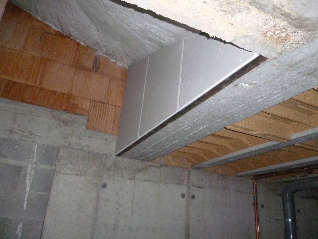 Cloisons - pose du 1er m2 de placo (  polystyrène) pour la fermeture du dessous de l'escalier menant à la cave