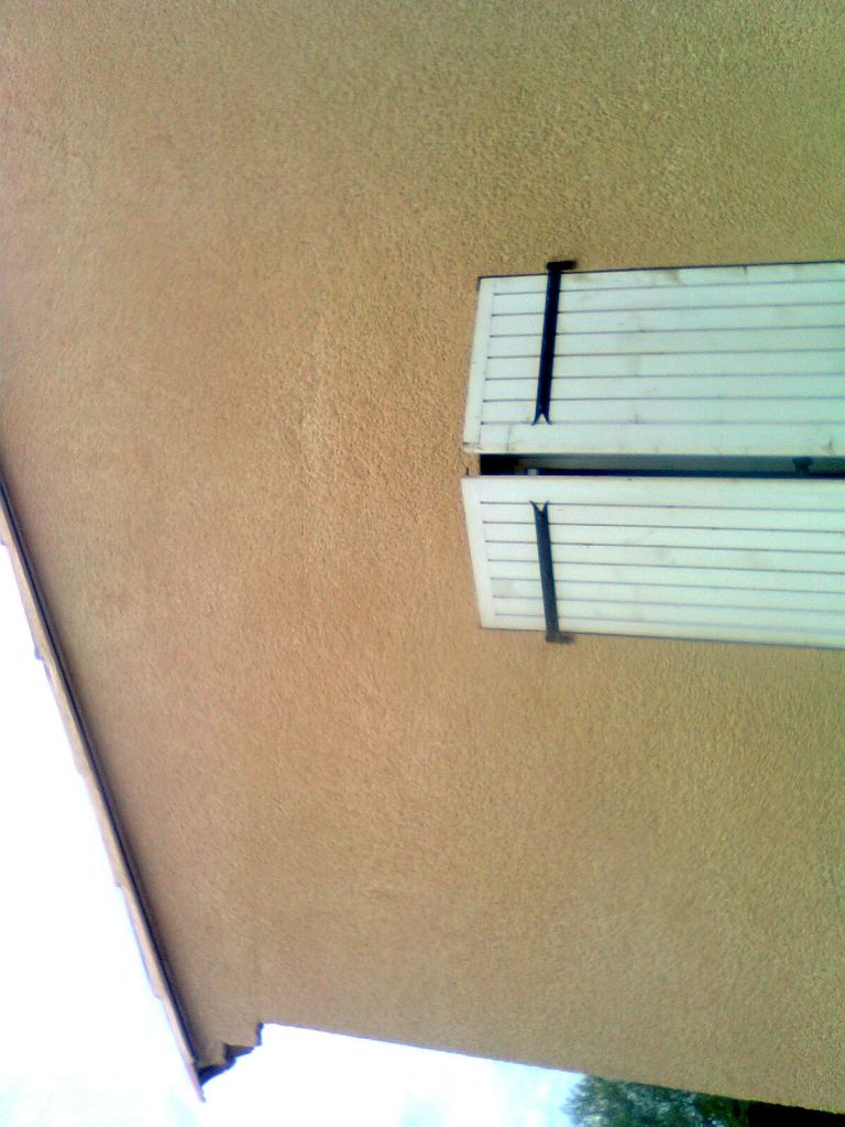 fissure sur ma facade ouest de 1m60 en partant du bas de la premiere genoise et se prolongeant horizontale au dessus de la fenetre