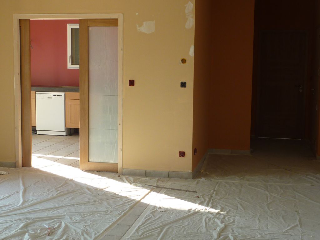 Cuisine en cours d'installation (vue du salon)