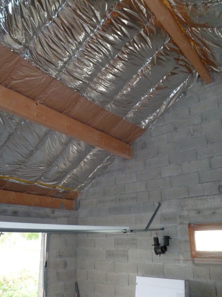 travaux par nos soins : laine de roche agrafée entre chevrons et film 11 couches dans garage