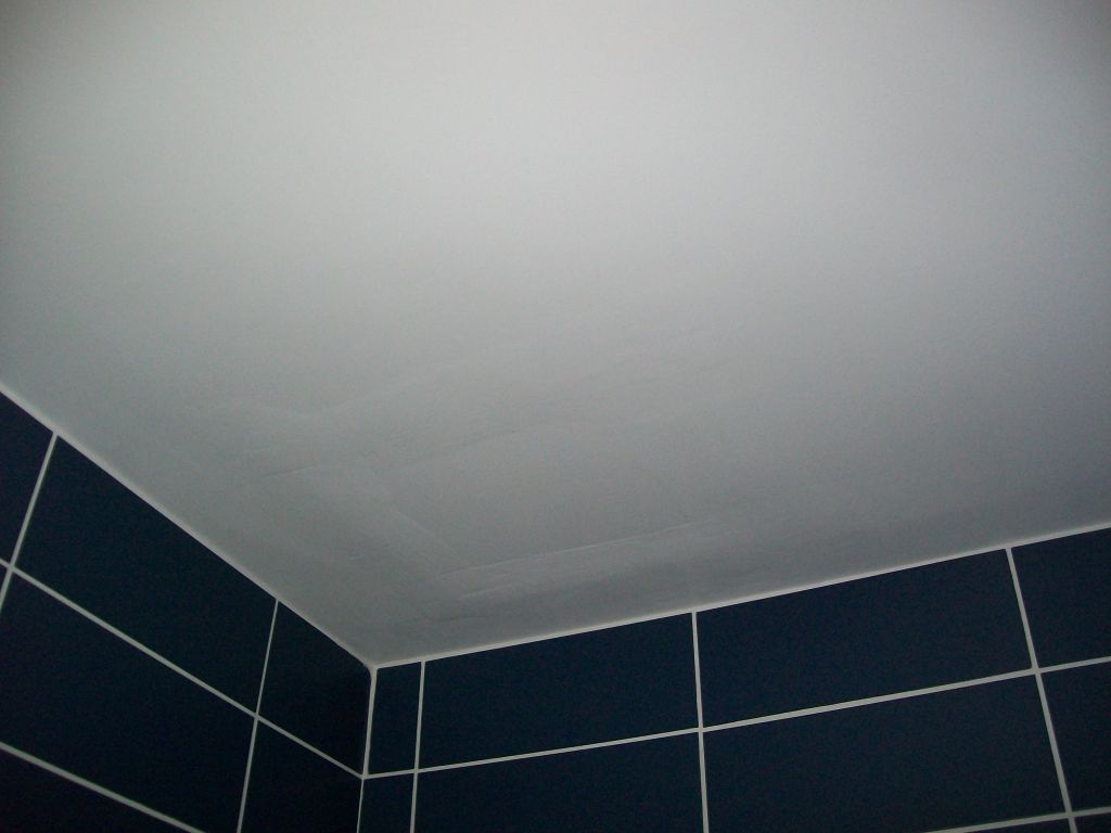 plafond SDB. impossible de poncer plus, les rail apparraissent