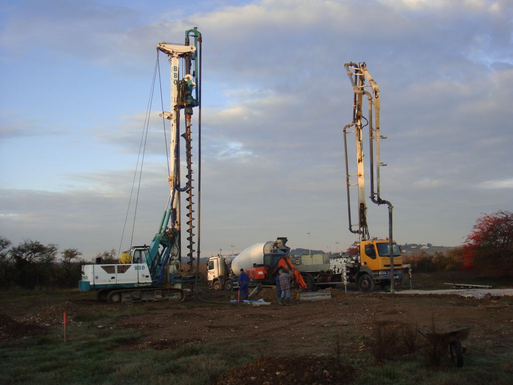 Mise en place de la tarire creuse, pompe  bton et toupie.