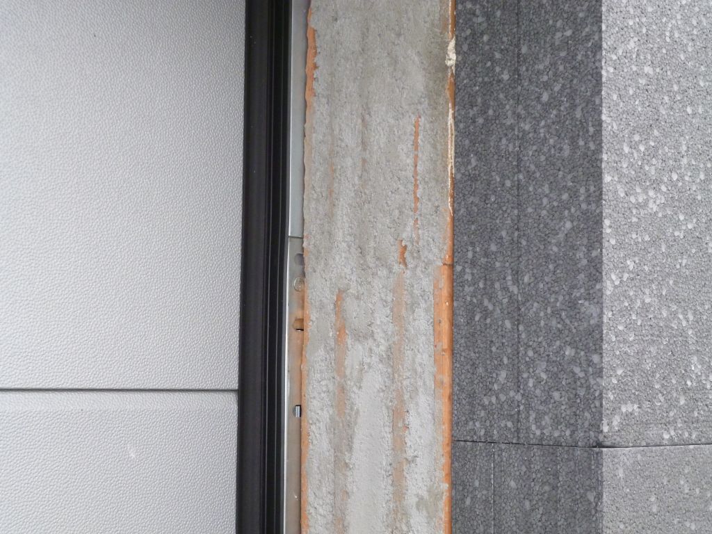 ITE: Plan de coupe mur du garage. A gauche porte de garage avec joint d'étanchéité, au milieu brique 20 cm isotherme Wienenberger TH  et à droite isolant PSE graphité 16 cm