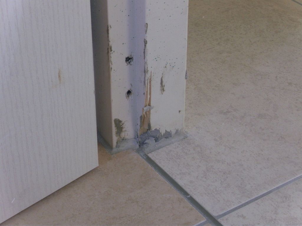 montant de la porte d'une chambre abimé !