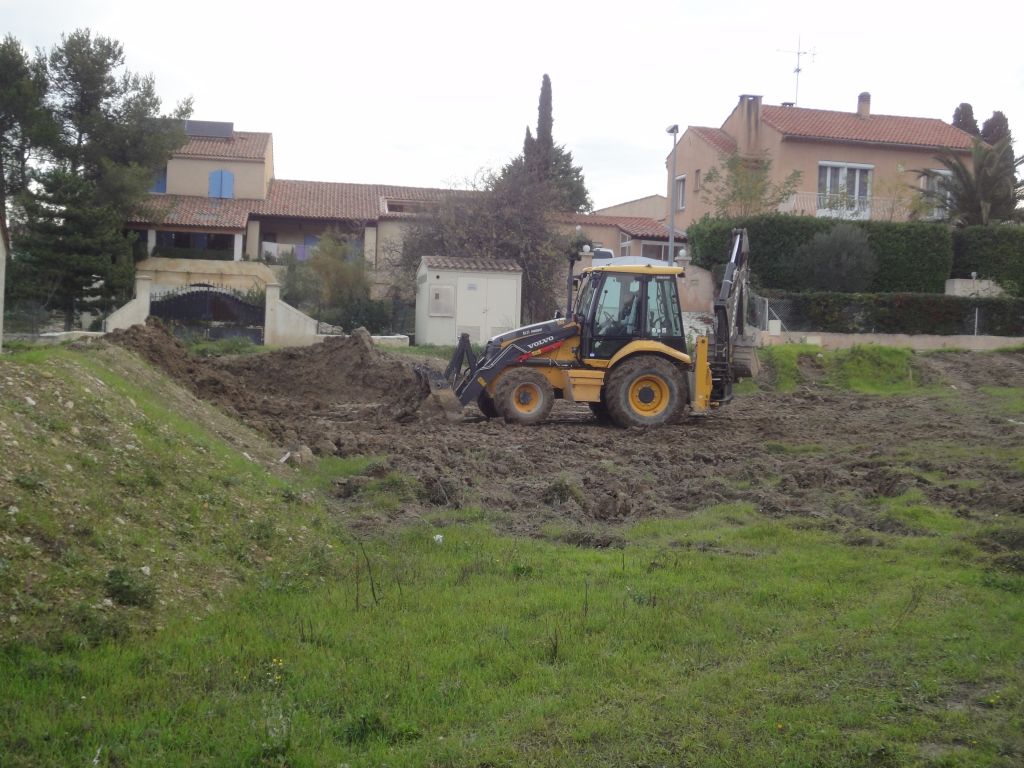 Dbut du terrassement. Ralisation de la plateforme.
<br />
Le tracto patine sur la terre humide mais ne s'enfonce pas.
<br />
C'est parti...