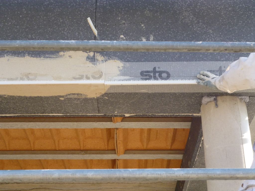 ITE: baguette d'angle sur poutrelle BA de la terrasse couverte en cours de pose