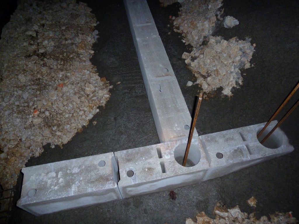 Coulée des fondations et pose des premières briques