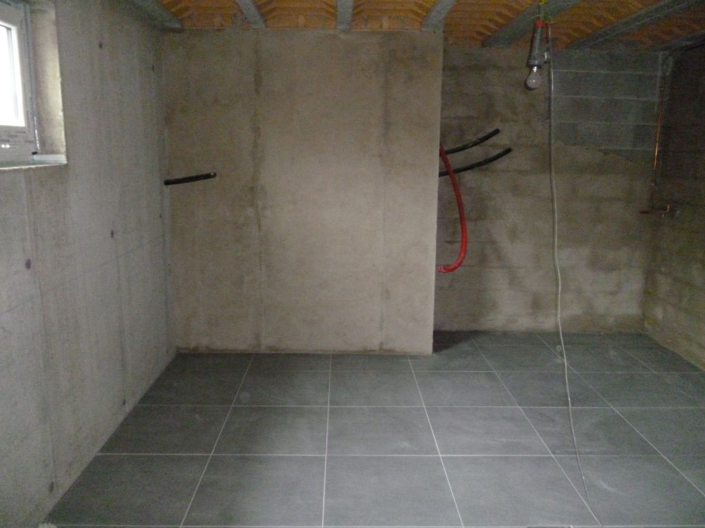 Murs en agglos (à droite) et en béton banché (à gauche)en cours de séchage après avoir été crépis avec du mortier Weber 101 (ex Maxit IP280 pour les connaisseurs)