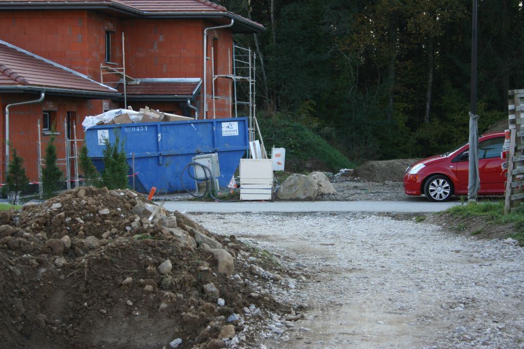 voie d'accs  notre maison depuis voie prive du lotissement avec vue en face sur le coffret d'EDF........