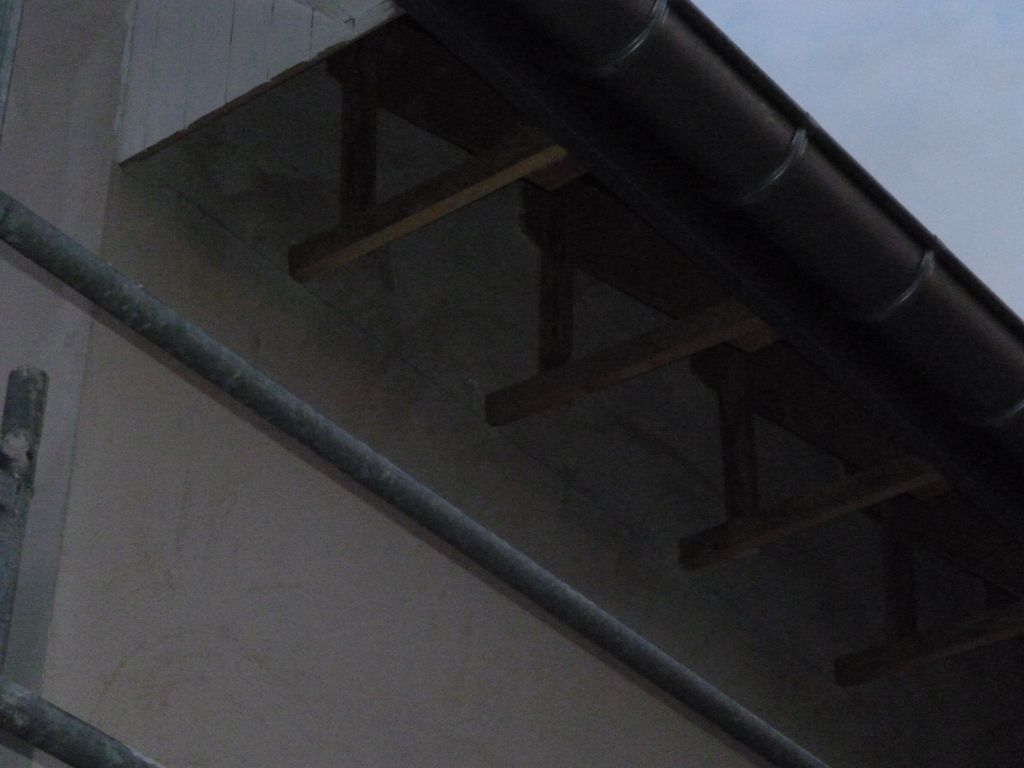 Equerres en guise de support pour la fixation des frisettes qui seront placées derrière la planche d'égout
