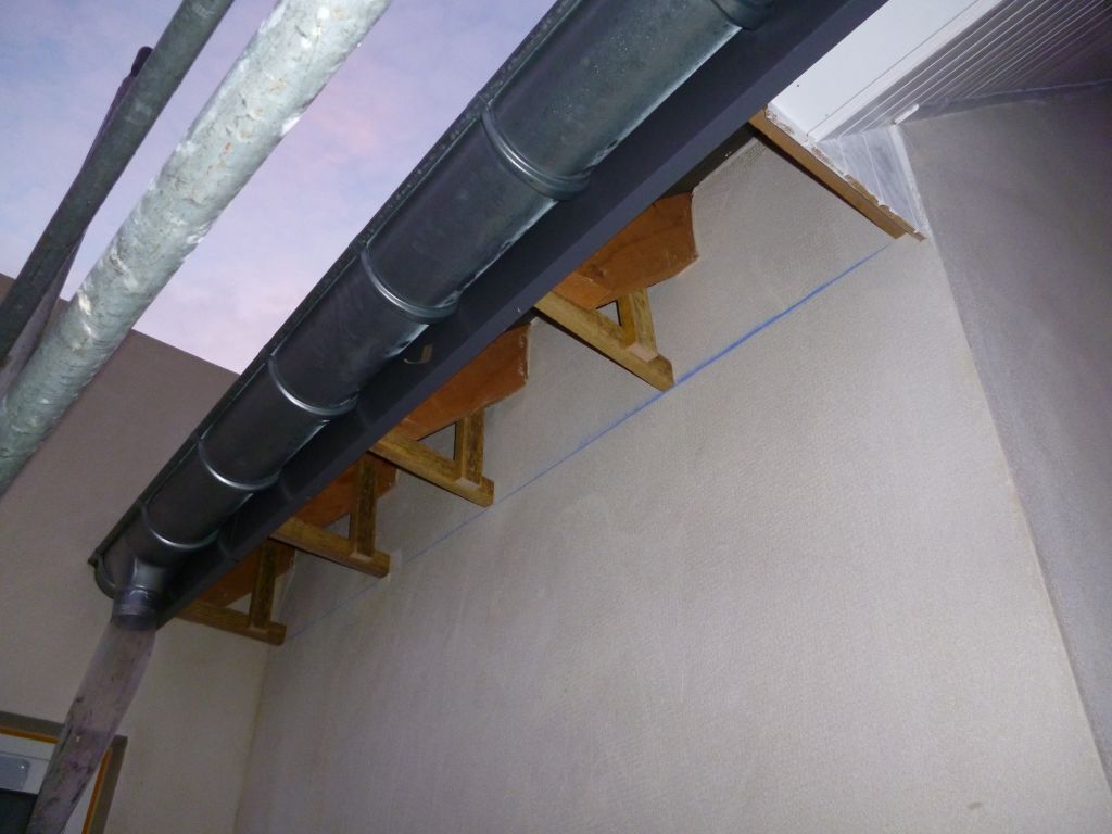 Equerres en guise de support pour la fixation des frisettes qui seront placées derrière la planche d'égout