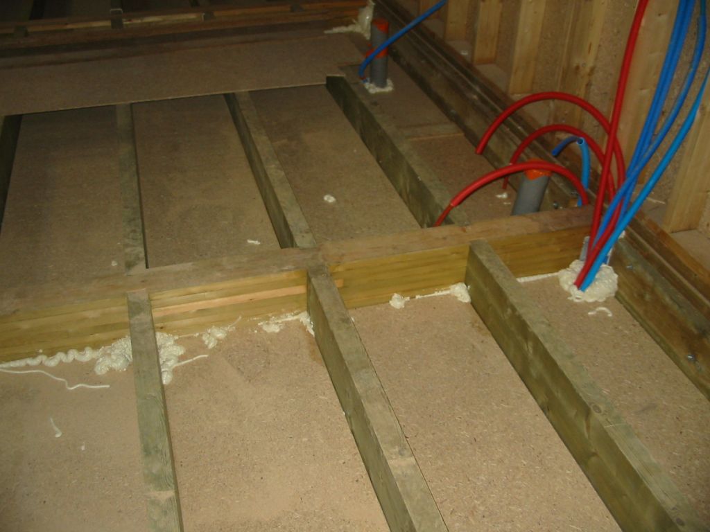 le plancher est isoler avec du silicone des planches de stumf et de la mousse pu avant d'insufler la ouate