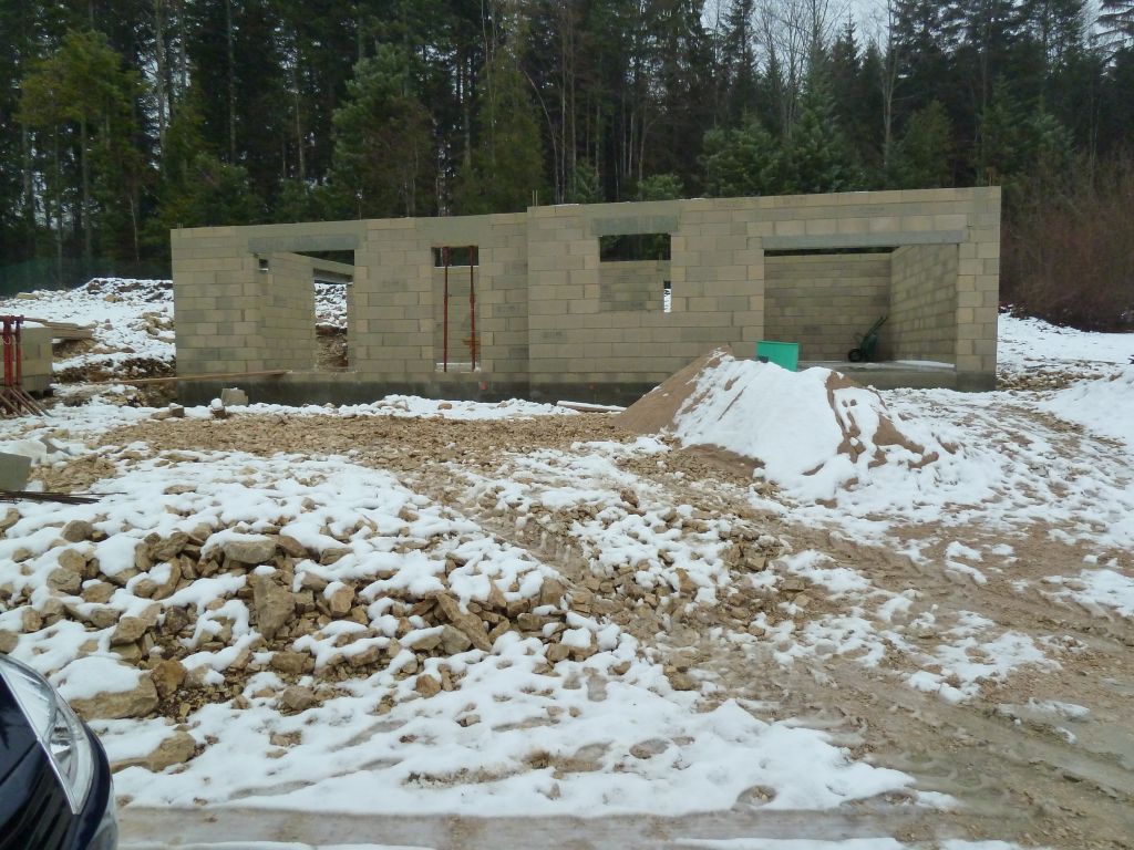 Le rez-de-chaussée terminé vu de devant.