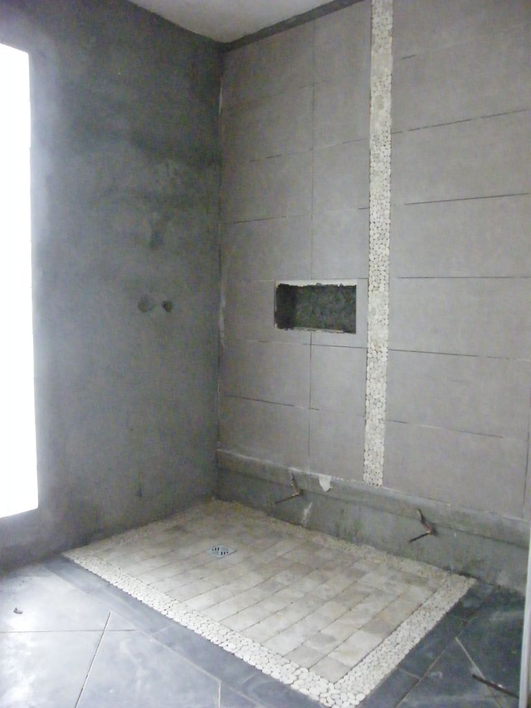 début pose faïence salle de bain du bas