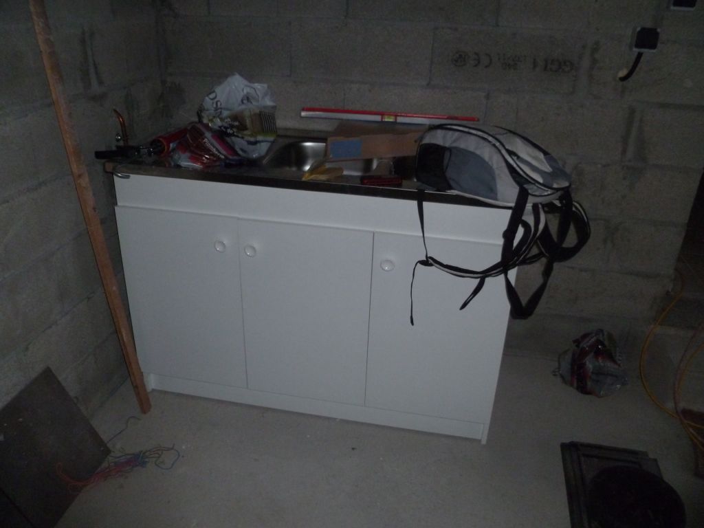 evier prévu dans la cuisine déplacé dans le garage