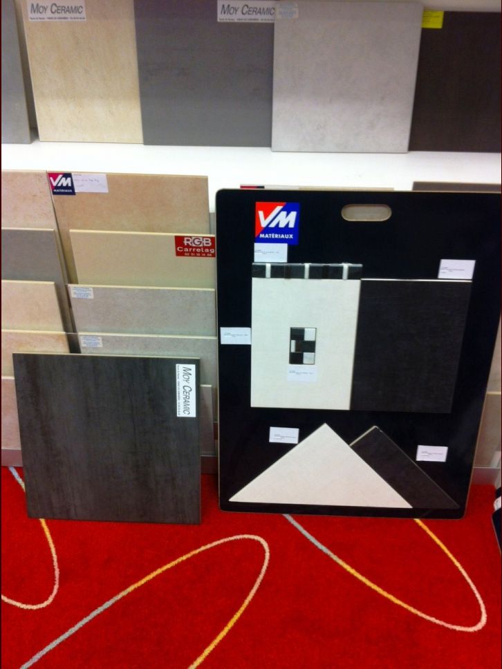 Faïence VM Matériaux pour la salle de bain (sol blanc, mur noir   frise). Carrelage au rez-de-chaussée. La photo a assombri un peu l'ensemble.