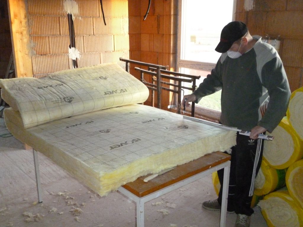 Isolation des rampants et des combles: Papa mesure et découpe les panneaux d'isolant