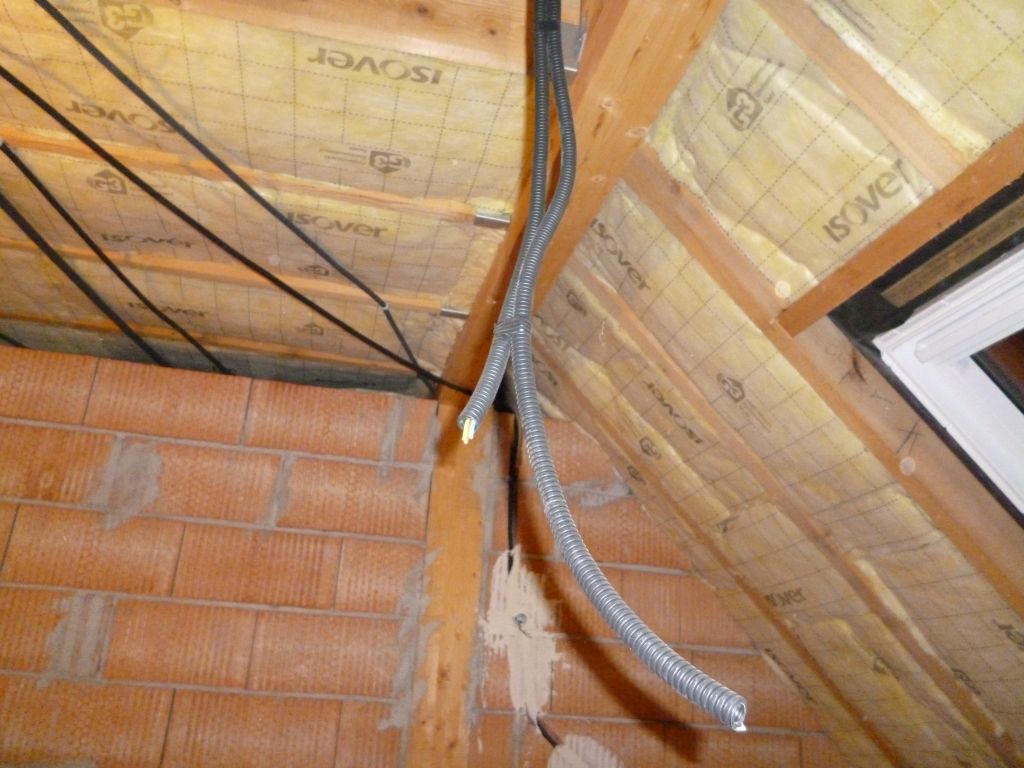 1ère couche de l'isolation des rampants et du plafond de la salle de bains terminée
