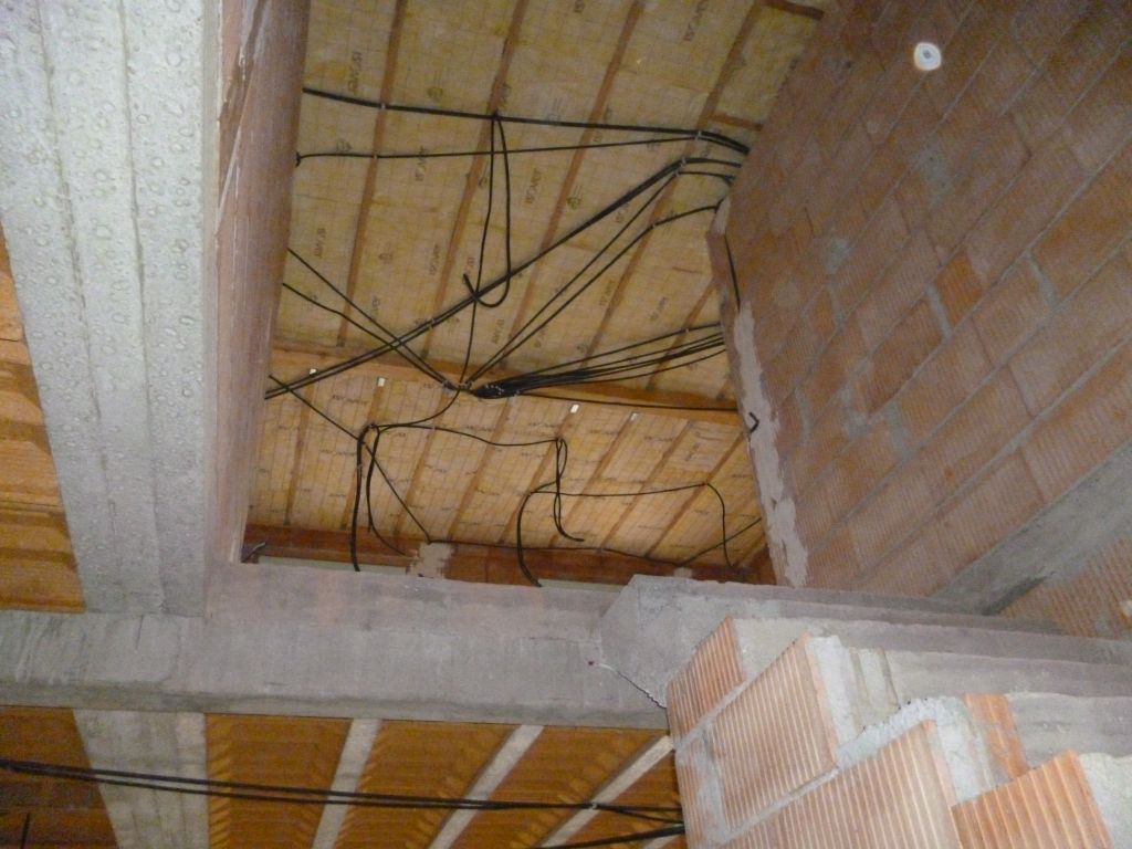1ère couche d'isolation du plafond de la mezzanine terminée: vue depuis la cage d'escalier