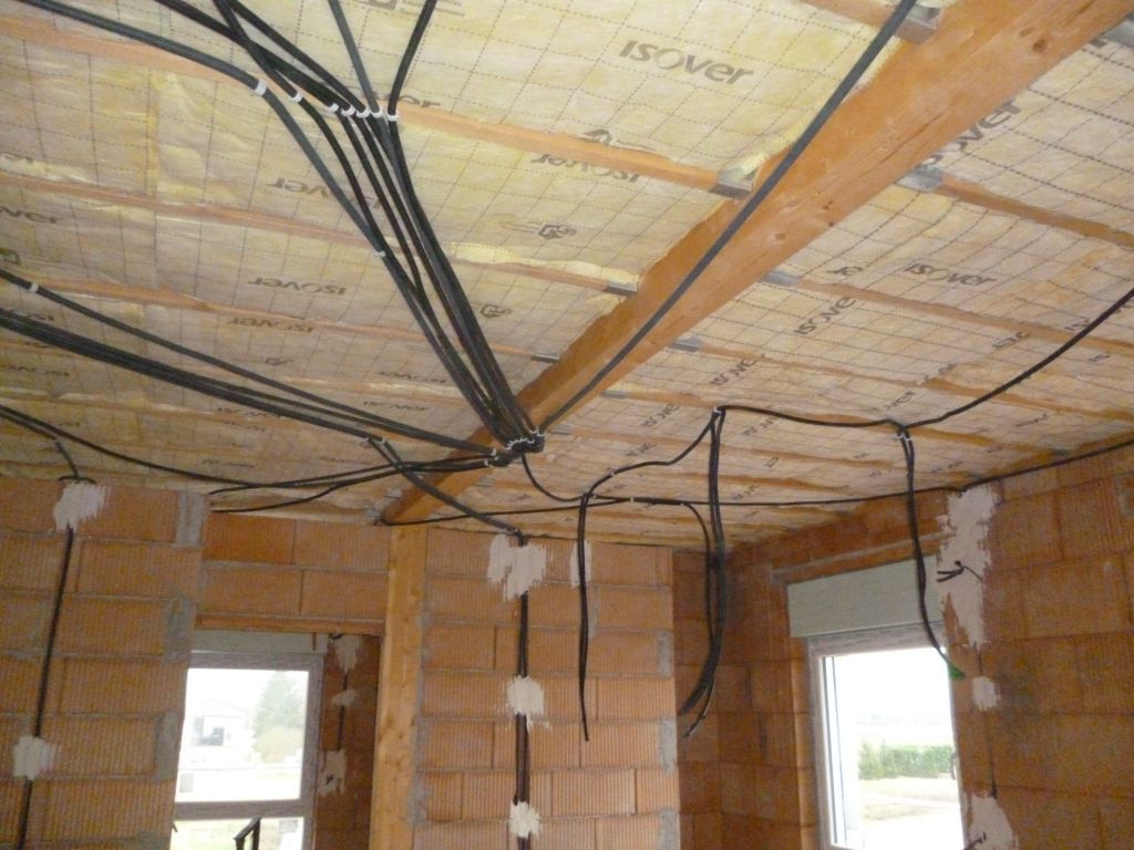 1ère couche d'isolation du plafond de la mezzanine terminée