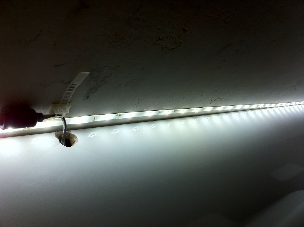 Bandeau led sous le plan de travail.