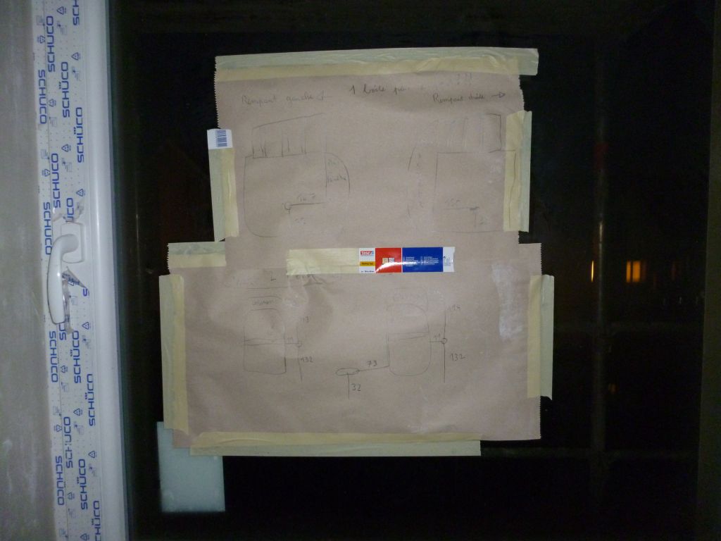 Plâtrerie: Dans chaque pièce des croquis avec l'emplacement des boitiers électriques et des gaines sont affichés et scotchés sur les vitres