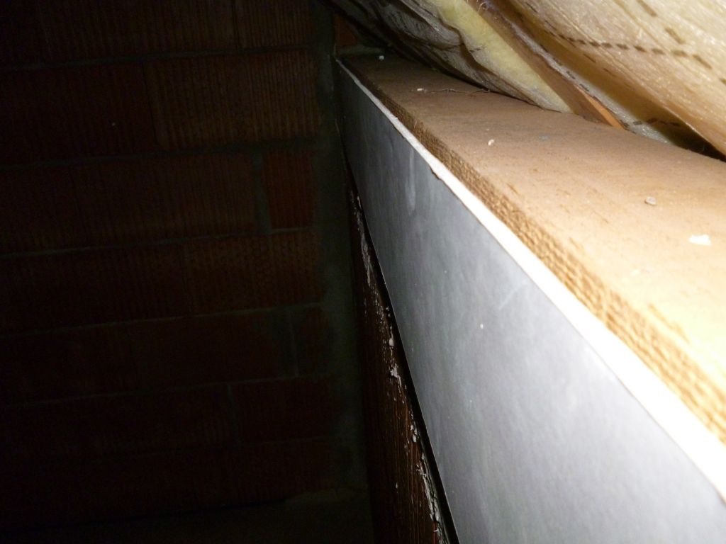 Plâtrerie: le BA6 placé devant les pannes est uniquement collé sur la brique et ne touche pas la panne respectant un espace de 5mm pour éviter les fissures au cas où le bois "travaillerait"