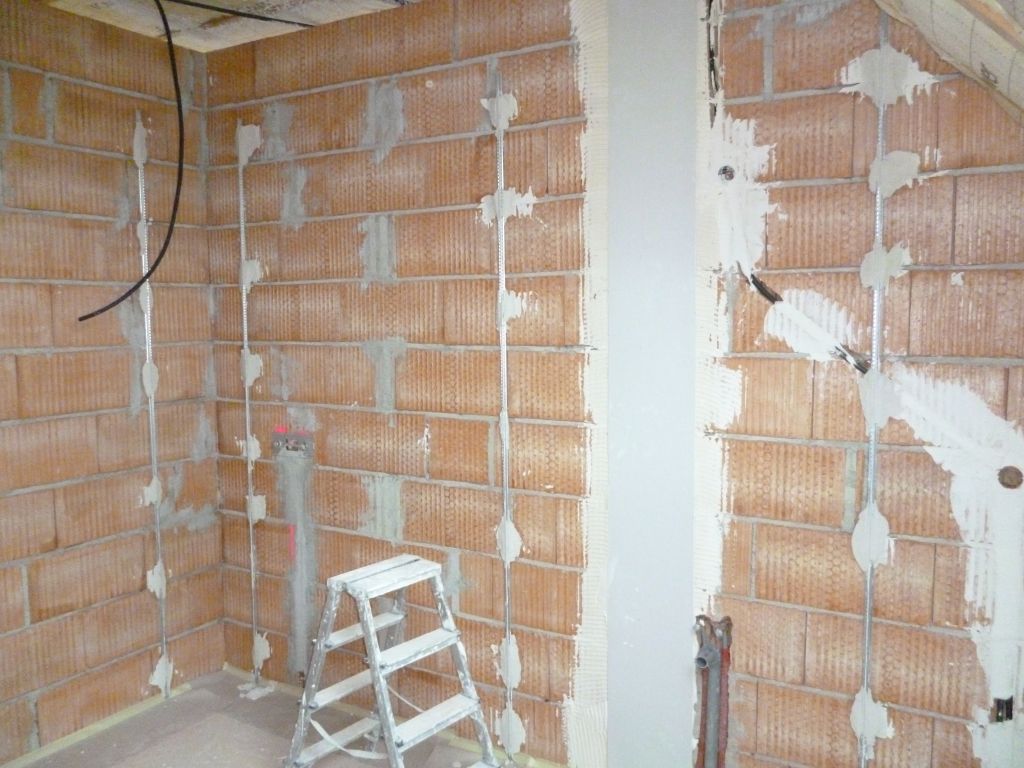 Plâtrerie: salle de bains du 1er étage avec baguettes posées