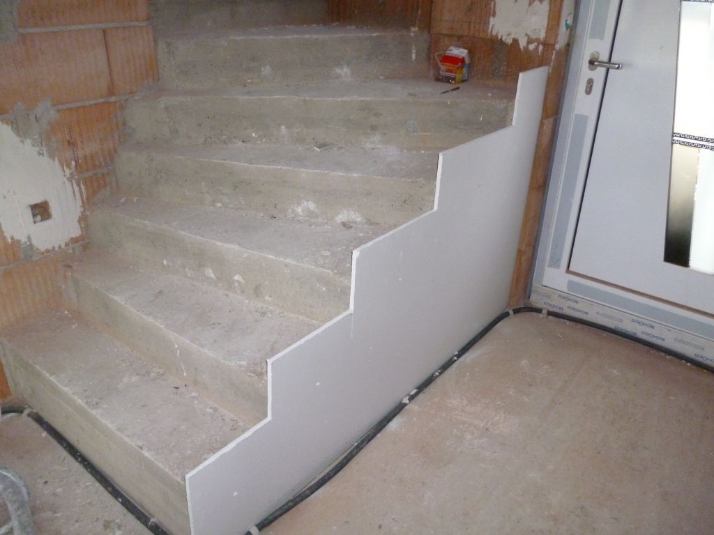 Plâtrerie: panneau BA13 posé (par nos soins) sur la façade des marches de l'escalier