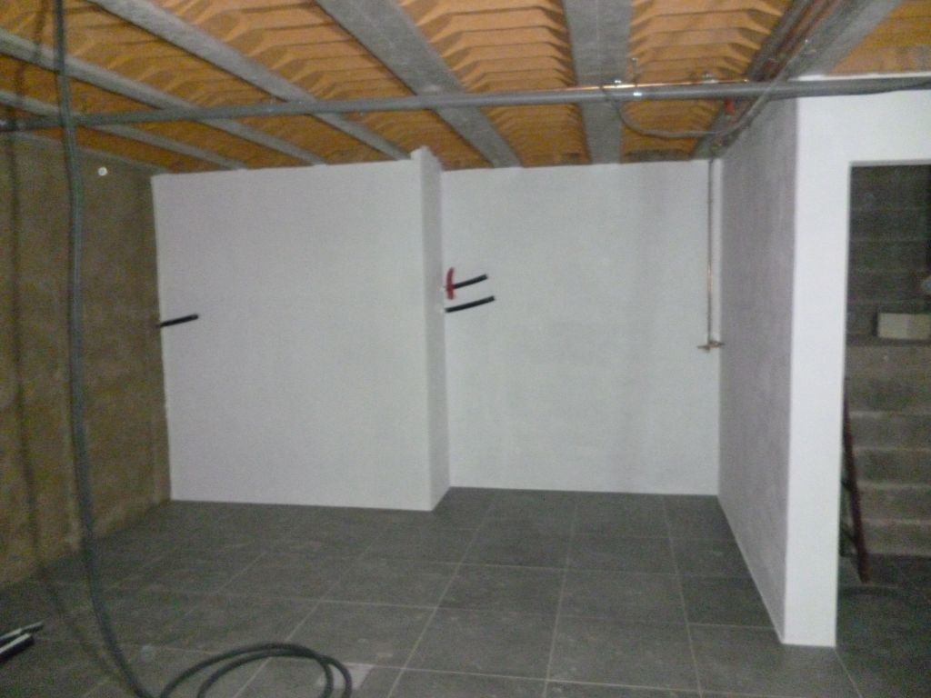 Peinture des murs de cave: ensemble de murs peint. La PAC sera posée sur le mur blanc sur la gauche alors que le chauffe-eau sera posé celui de droite.